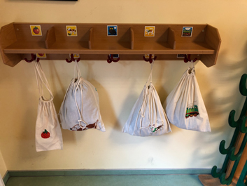 Unsere Garderobe links