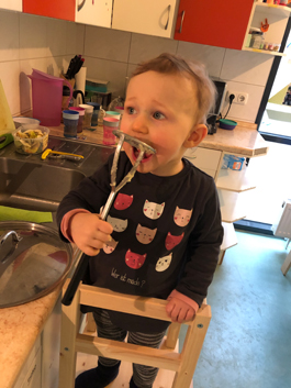 Lotta lässt es sich schmecken